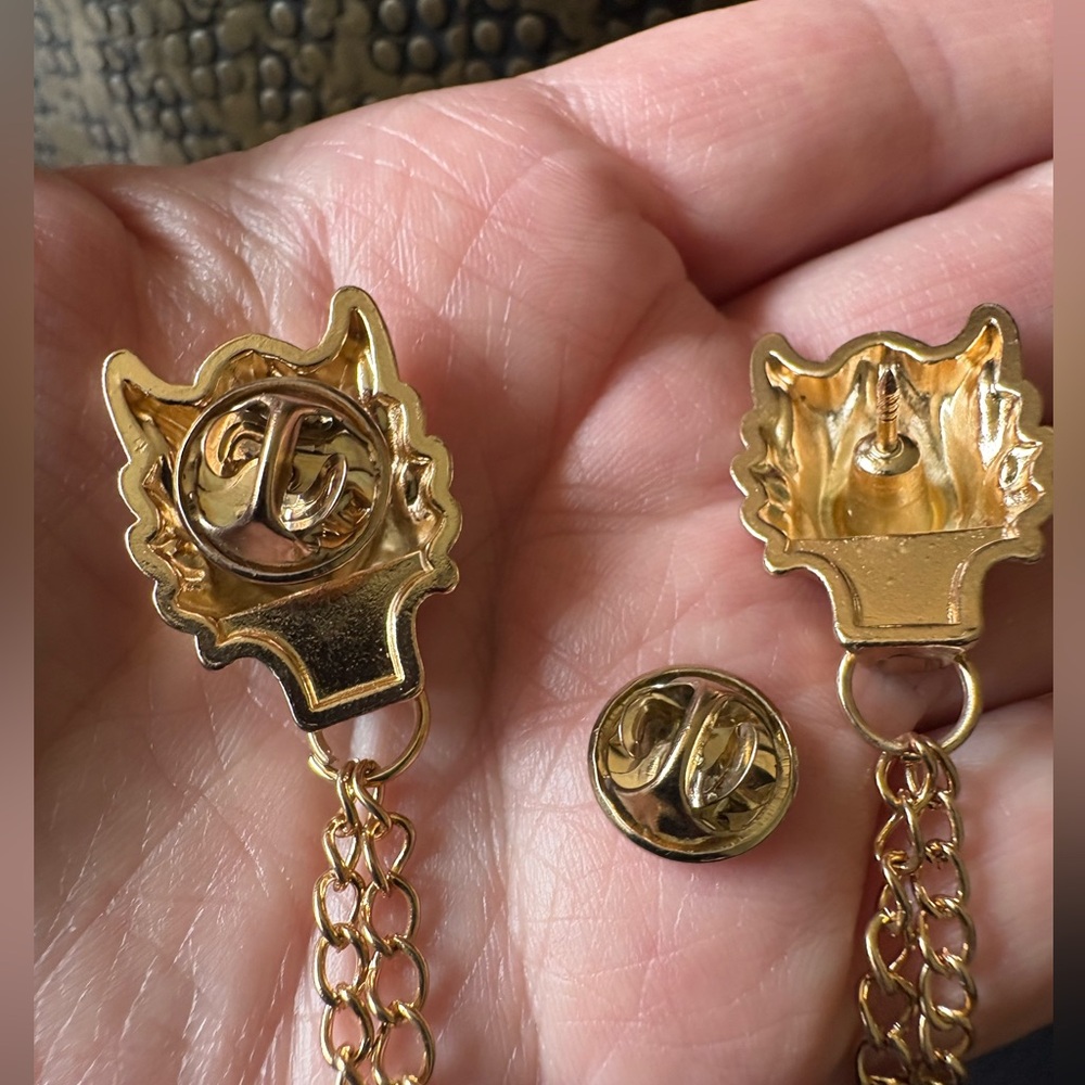 Gold Chain Wolf Collar/Cardigan Pins - Picture 4 of 5